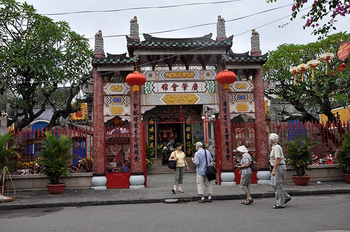 bigstock-Tourists-Visiting-Hoi-An-City--106280162_web